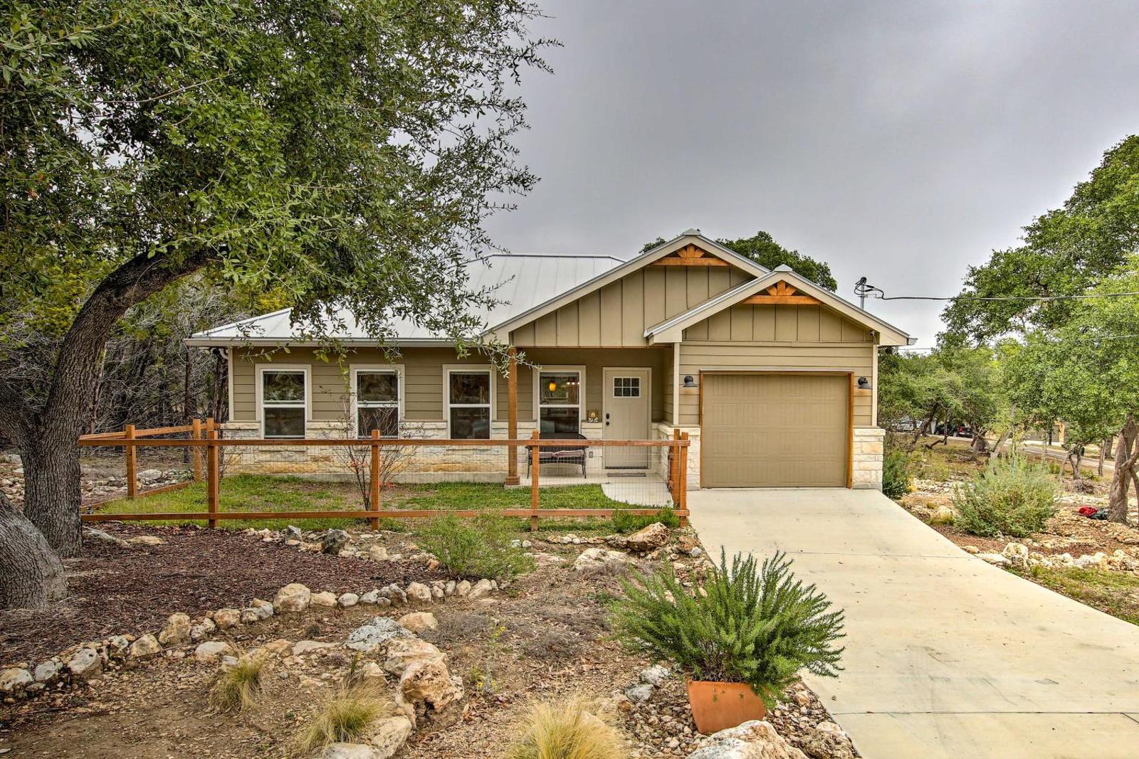 Pet-Friendly Home: 8 Mi to Canyon Lake Marina