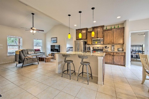 Pet-Friendly Home: 8 Mi to Canyon Lake Marina image 6